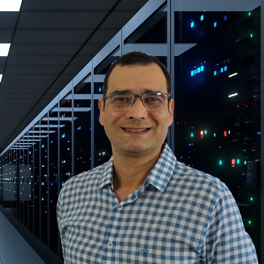 Roberto Luiz Souza Monteiro in a data center environment